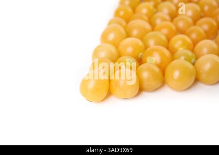 Pila di ciliegie macinate o di ciliegie dorate. Molte piccole ciliegie arancioni gialle in forma triangolare dalla parte superiore. Raccolta di ciliegie di zia Molly. Poha Foto Stock