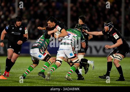 Il Glasgow Warriors JP du Preez viene placcato durante la partita della Investec Champions Cup allo Scotstoun Stadium di Glasgow. Data foto: Sabato 5 aprile 2025. Foto Stock