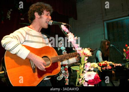 24 febbraio 2005; New York, NY, Stati Uniti; il chitarrista BEN LEE si esibisce al Tonic per l'uscita del suo nuovo album. . (Immagine di credito: Aviv Small/Photopass/ZUMAPRESS.com) Foto Stock