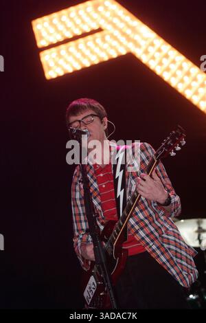 30 aprile 2005; Indio, CA, USA; Weezer si esibisce alla prima sera del festival musicale Coachella Valley a Indio CA. (Immagine di credito: Aviv Small/Photopass/ZUMAPRESS.com) Foto Stock