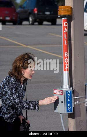 10 apr 2008 - Dallas, Texas, Stati Uniti - una donna d'affari solitaria in viaggio verso la sua auto in un parcheggio deserto cerca la sicurezza della cassetta di sicurezza con l'uomo sospetto nel lotto (immagine di credito: Ed Lallo/ZUMAPRESS.com) Foto Stock