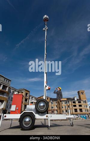 10 apr 2008 - Dallas, Texas, Stati Uniti - telecamera di sicurezza portatile per rimorchio Quiksite in fase di installazione per monitorare e proteggere il cantiere da parte di un operatore maschio (Credit Image: Ed Lallo/ZUMAPRESS.com) Foto Stock