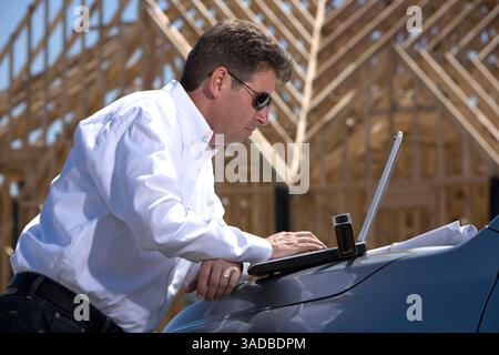 10 aprile 2008 - Dallas, Texas, Stati Uniti - il caposquadra e architetto edile maschile utilizza diversi strumenti per rimanere in contatto con i lavoratori. Radio ricetrasmittenti Motorola e iCom e telefoni cellulari SprintNextel (immagine di credito: Ed Lallo/ZUMAPRESS.com) Foto Stock
