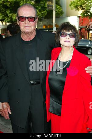 21 giugno 2004; Westwood, California, USA; l'attore JAMES GARNER e la moglie LOIS alla prima mondiale "The notebook" tenutasi al Mann Village Theatre. (Immagine di credito: Lisa o'Connor/ZUMAPRESS.com) Foto Stock