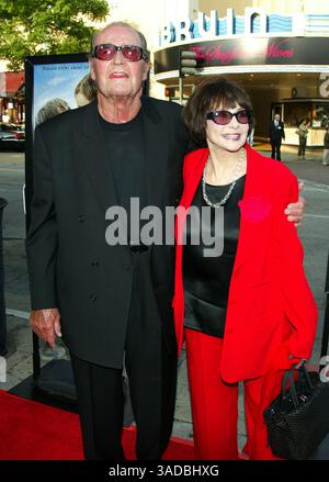 21 giugno 2004; Westwood, California, USA; l'attore JAMES GARNER e la moglie LOIS alla prima mondiale "The notebook" tenutasi al Mann Village Theatre. (Immagine di credito: Lisa o'Connor/ZUMAPRESS.com) Foto Stock