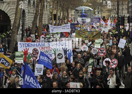 30 novembre 2011 - Londra - i lavoratori del settore pubblico stanno marciando per LONDRA il 30 novembre 2011...i lavoratori di tutto il Regno Unito per protestare contro i cambiamenti previsti dal governo per le pensioni - ma finora i disagi nei servizi sono stati inferiori alle aspettative. (Immagine di credito: © Ki Price/ZUMAPRESS.com) Foto Stock