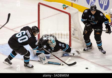 1 dicembre 2011: I San Jose Sharks difendono il loro gol contro i Montreal Canadiens. Gli squali hanno battuto i Canadiens 4-3 all'HP Pavillion di San Jose, CALIFORNIA. (Immagine di credito: © William Mancebo/Cal Sport Media/ZUMAPRESS.com) Foto Stock