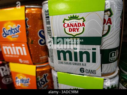 Le famose mini lattine di bibite gassate sono esposte presso la farmacia CVS di New York, USA 2025 Foto Stock