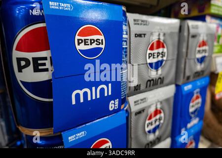 Le famose mini lattine di bibite gassate sono esposte presso la farmacia CVS di New York, USA 2025 Foto Stock