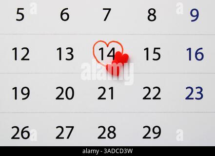 Un paio di cuori che segnano San Valentino su un calendario Foto Stock