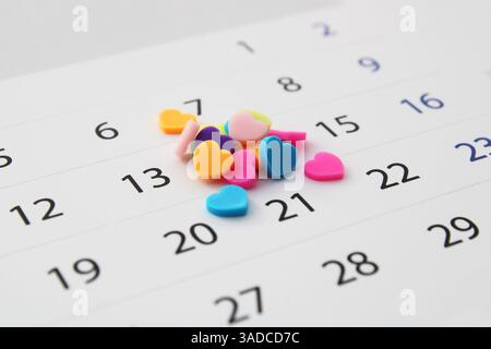 Gruppo di cuori colorati che segnano San Valentino su un calendario Foto Stock