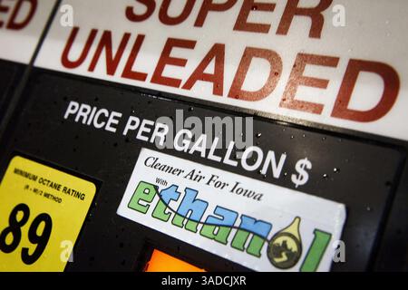 5 dicembre 2011 - Ottumwa, Iowa, Stati Uniti - Super Unleaded Gasoline è stato pubblicizzato per supportare Cleaner Air for Iowa with Ethanol in vendita presso una stazione di pompaggio Kum and Go lunedì 5 dicembre 2011 a Ottumwa, Iowa. I futures dell'etanolo si sono attenuati per un secondo giorno a Chicago, con il declino del mais e l'aumento dei prezzi del petrolio greggio. (Immagine di credito: © Patrick Fallon/ZUMAPRESS.com) Foto Stock