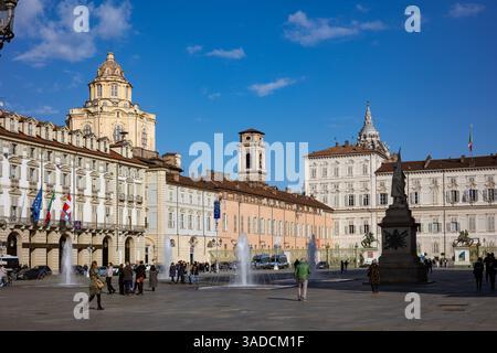 Torino, Italia - 08 novembre 2021: Piazza Castello con Palazzo Madama, fontane e Palazzo reale sotto un cielo azzurro con nuvole sparse Foto Stock