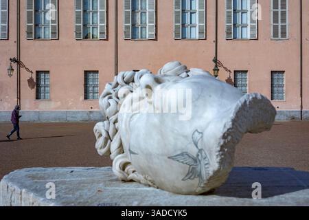Torino, Italia - 08 novembre 2021: Mostra la scultura in marmo raffigurante Apollo nello stile di Michelangelo, con moderni segni simili a tatuaggi Foto Stock