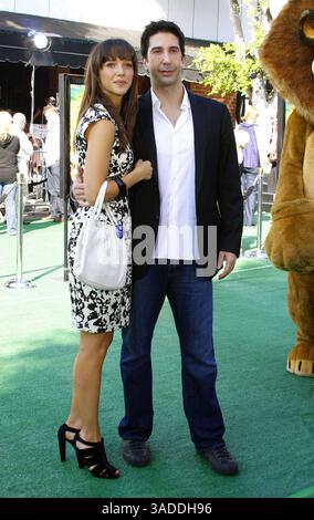 WESTWOOD, CA - 26 OTTOBRE 2008: Zoe Buckman e David Schwimmer alla prima di Los Angeles di "Madagascar: Escape 2 Africa" tenutasi al Mann Village Theater di Westwood, USA il 26 ottobre 2008. Foto Stock