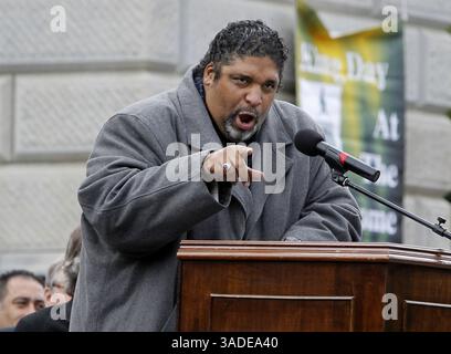 16 gennaio 2012 - Columbia, SC, USA - il Rev. Dr. William Barber II, presidente del capitolo della North Carolina della NAACP, si rivolge alla folla durante l'annuale King Day al raduno del Dome presso la State House, lunedì 16 gennaio 2012. L'evento prevedeva un servizio alla chiesa battista di Zion e una marcia lungo Main Street verso il campidoglio. (Immagine di credito: © Gerry Melendez/The State/MCT/ZUMAPRESS.com) Foto Stock