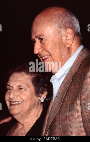 1 febbraio 2001; Los Angeles, CA, Stati Uniti; direttore CARL REINER e sua moglie... (Immagine di credito: Suzette Van Bylevelt/ZUMAPRESS.com) Foto Stock