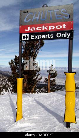 30 gennaio 2005; Lake Tahoe, California, Stati Uniti; l'ingresso al "jackpot", riservato agli esperti di diamanti neri, si svolge nell'area di "Chutes" che ha aperto quest'anno al Mt. Area sciistica di Rose. (Immagine di credito: Bill Becher/ZUMAPRESS.com) Foto Stock