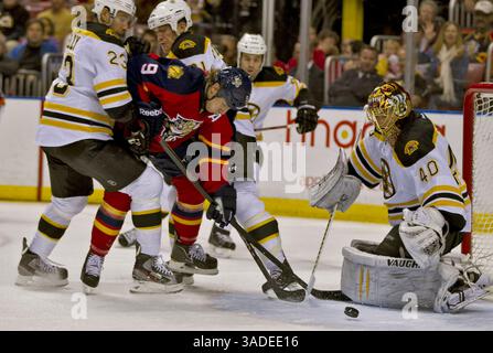16 gennaio 2012 - Sunrise, FL, USA - Stephen Weiss dei Florida Panthers è situato tra il centro dei Boston Bruins Chris Kelly (23) e Andrew ference (21) nel primo periodo al Bank Atlantic Center di Sunrise, Florida, lunedì 16 gennaio 2012. (Immagine di credito: © Joe Rimkus Jr/Miami Herald/MCT/ZUMAPRESS.com) Foto Stock