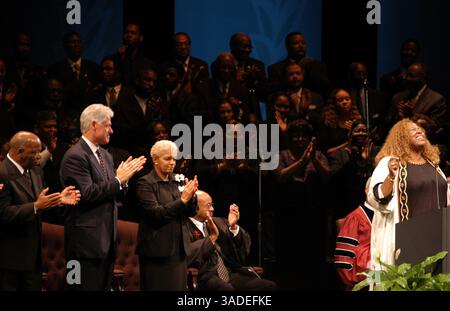 28 giugno 2003; Atlanta, GA, Stati Uniti; il membro del Congresso LEWIS, l'ex presidente BILL CLINTON e il sindaco di Atlanta SHIRLEY FRANKLIN si uniscono al pubblico in piedi, applaudendo e sbalordendo alla rivisitazione del solista ROBIN BROWN di "His Eye is on the Sparrow" in un memoriale per l'ex sindaco di Atlanta Maynard Jackson. (Immagine di credito: Brenda J. Turner/ZUMAPRESS.com) Foto Stock