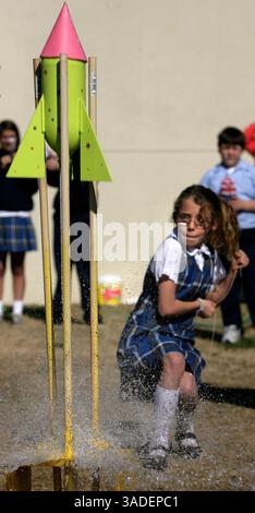 Felix Adamo / il californiano. Lasciando un'esplosione di spruzzi, il razzo rosa e verde di Darby Hurlbert di nove anni si dirige verso il cielo. Gli studenti della terza elementare della scuola di aiuto "Our Lady of Perpetual Help" realizzarono i razzi con bottiglie di plastica da due litri, parzialmente riempite d'acqua e poi pressurizzate con circa 45 psi di aria per la spinta del sollevatore. (Immagine di credito: The Bakersfield Californian/ZUMAPRESS.com) Foto Stock