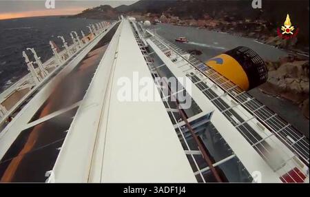 17 gennaio 2012 - Isola del Giglio, Italia - Isola del Giglio (Grosseto), affondamento della nave da crociera Costa concordia. Le immagini delle operazioni dei vigili del fuoco sulla nave da crociera (immagine di credito: © Milestone Media/Milestone Media/ZUMAPRESS.com) Foto Stock