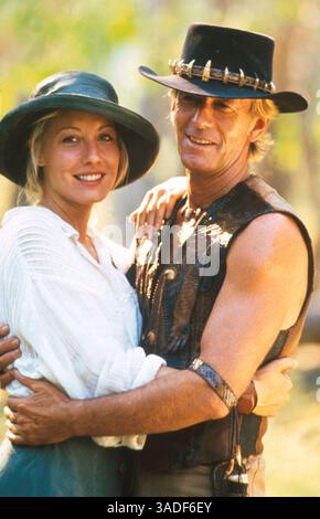 10 novembre 2000; Hollywood, California, Stati Uniti; gli attori PAUL HOGAN e LINDA KOZLOWSKI interpretano Michael J. "Crocodile" Dundee e sue Carlton in "Crocodile" Dundee II" della Paramount Pictures. . (Immagine credito: Immagini automatiche/ZUMAPRESS.com) Foto Stock