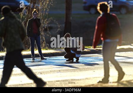 22 gennaio 2012 - Charlotte, NC, USA - Un manifestante accovacciato sulla scena di un agente di polizia di Charlotte-Meclemburgo coinvolto in una sparatoria nel blocco 6200 di Albemarle Rd Giovedì 26 gennaio 2017 a Charlotte, N.C. un ufficiale ha ucciso una persona. (Immagine di credito: © Jeff Siner/TNS tramite filo ZUMA) Foto Stock
