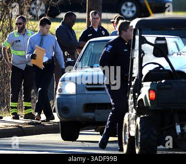 22 gennaio 2012 - Charlotte, NC, USA - polizia di Charlotte-Meclemburgo indaga sulla scena di una sparatoria della polizia nel blocco 6200 di Albemarle Rd Giovedì 26 gennaio 2017 a Charlotte, N.C. un ufficiale ha ucciso una persona. (Immagine di credito: © Jeff Siner/TNS tramite filo ZUMA) Foto Stock