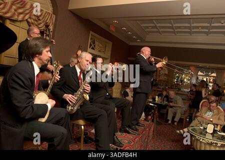 10 aprile 2006; New Orleans, LOUISIANA, Stati Uniti; la Maryland Jazz Band di Colonia, Germania, si esibisce al Royal Sonesta Hotel di New Orleans il 10 aprile 2006. La band, guidata dal trombonista GERHARD 'Doggy' HUND, viaggia a New Orleans per esibirsi con musicisti jazz locali in luoghi di tutta la città. Dopo l'uragano Katrina, la band organizzò raccolte di fondi nei bar e nei pub di Colonia per raccogliere fondi per aiutare i loro amici le cui case erano devastate e furono in grado di donare 23.000 dollari in aiuti diretti ai musicisti. La band si esibirà nei locali intorno a New Orleans fino al 19 aprile. (Immagine di credito: Kayte Deio Foto Stock