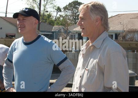 10 aprile 2006; New Orleans, LOUISIANA, Stati Uniti; agente di Hollywood, Bryan Lourd con Habitat for Humanity direttore esecutivo di New Orleans, Jim Pate al Musicians' Village, frutto di un'idea del cliente di Lourd, Harry Connick Jr., nativo di New Orleans, e Branford Marsalis. Lourd è cresciuto a New Iberia, Louisiana, e ha portato sua moglie e i suoi figli da Los Angeles e sua madre da New Iberia a fare volontariato al Musicians' Village. (Immagine di credito: Kayte Deioma/ZUMAPRESS.com) Foto Stock