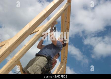 10 aprile 2006; New Orleans, LOUISIANA, Stati Uniti; habitat for Humanity supervisore della costruzione, Billy Pucket lavora sul primo muro della prima casa nel Musicians' Village nel 9th Ward di New Orleans. (Immagine di credito: Kayte Deioma/ZUMAPRESS.com) Foto Stock