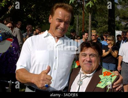 13 ottobre 2004; Altadena, CA, USA; il governatore della California ARNOLD SCHWARZENEGGER visita il set del nuovo film del suo amico Danny DeVito "relative Strangers". Il governatore è venuto a ringraziare il cast e la troupe per aver mantenuto la produzione cinematografica in California. La produzione cinematografica Runaway è un argomento che sta molto a cuore al governatore e su cui lavora con la California State Film Commission, di cui Danny DeVito è il presidente. Nella foto: Schwarzenegger e DANNY DEVITO.. (Immagine di credito: Rob DeLorenzo/ZUMAPRESS.com) Foto Stock