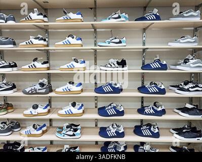 Aktau, Kazakistan - 22 marzo 2025: Varietà di scarpe da atletica esposte sugli scaffali del negozio di scarpe. Foto Stock