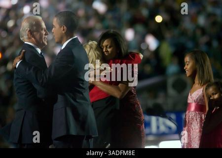 28 agosto 2008 - Denver, Colorado, USA - i compagni di corsa democratici, il senatore BARACK OBAMA e il senatore JOE BIDEN, si abbracciano come mogli MICHELLE OBAMA abbraccia JILL BIDEN dopo un discorso all'Invesco Field durante il quarto giorno della Convention Nazionale Democratica. Più di 70.000 persone hanno partecipato all'evento. Le figlie MALIA OBAMA e NATASHA OBAMA sono a destra (immagine di credito: Chris Detrick/ZUMAPRESS.com) Foto Stock