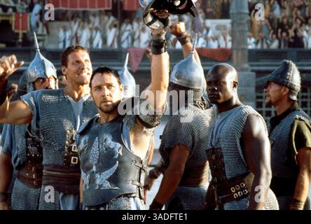11 maggio 2000; Los Angeles, CA, Stati Uniti; massimo (RUSSELL CROWE, centro) e i suoi compagni gladiatori, tra cui Juba (DJIMON HOUNSOU, destra) e Hagen (RALF MOELLER, sinistra) salutano gli spettatori tifosi al Colosseo in "Gladiatore". (Immagine credito: Immagini automatiche/ZUMAPRESS.com) Foto Stock