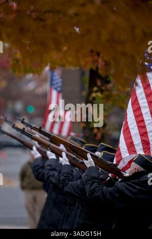 10 novembre 2008 - Carlisle, Pennsylvania, Stati Uniti - la Guardia d'Onore della contea di Cumberland si prepara a salutare i veterani americani nella piazza del centro. Carlisle è la sede dello U.S. Army War College (immagine di credito: Gary Dwight Miller/ZUMAPRESS.com) Foto Stock
