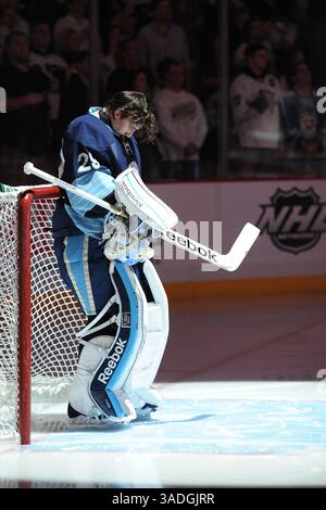 11 febbraio 2012 - Pittsburgh, PENNSYLVANNIA, U. S - il portiere dei Pittsburgh Penguins Marc-Andre Fleury (29) prima della partita di sabato mentre i Pittsburgh Penguins affrontano i Winnipeg Jets al CONSOL Energy Center di Pittsburgh, Pennsylvania. (Immagine di credito: © Steve Dietz/Southcreek/ZUMAPRESS.com) Foto Stock