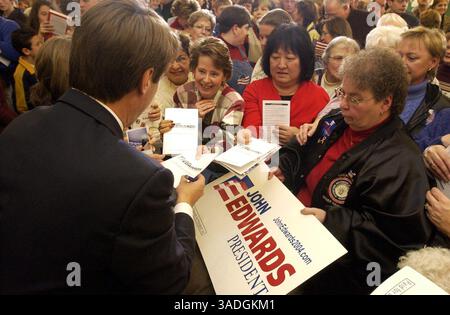 18 gennaio 2004; Cedar Rapids, Iowa, Stati Uniti; JOHN EDWARDS, democratico presidenziale fiducioso, D-NC, firma autografi e posa per le foto dopo aver parlato ad una manifestazione al Museo storico e Centro culturale afroamericano di Cedar Rapids, Iowa. (Immagine di credito: ColaradoSpringsGazette/ZUMAPRESS.com) Foto Stock