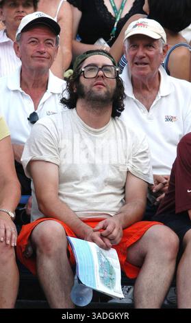2 settembre 2004; Flushing Meadows, New York, Stati Uniti; l'attore/comico JUDAH FRIEDLANDER, noto per la sua apparizione nel video musicale di "Everyday" di Dave Matthews Band, visto all'US Open 2004. (Immagine di credito: Jeff Klein/ZUMAPRESS.com) Foto Stock