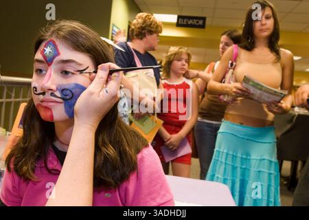 16 luglio 2005; Phoenix, Arizona, Stati Uniti; ROBYN DANNERBECK, 14 anni, di Phoenix, si fa dipingere il volto al negozio Borders' Books and Music nella zona Biltmore di Phoenix. L'ultimo libro della saga di Harry Potter, "Harry Potter e il Principe Mezzosangue", è stato messo in vendita alle 12:01 di sabato 16 luglio. I fan di Potter hanno iniziato a raccogliere il negozio di Biltmore Borders 3,5 ore prima che i libri venissero messi in vendita e quando il libro era effettivamente disponibile, più di 800 persone erano nel negozio. (Immagine di credito: Jack Kurtz/ZUMAPRESS.com) Foto Stock