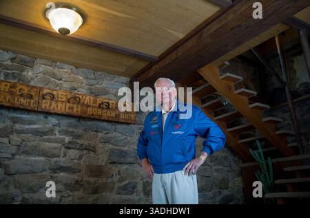 3 maggio 2008 - Flying M Ranch, Nevada, Stati Uniti d'America - il magnate dell'hotel BARRON HILTON, 80, posa per un ritratto fuori da una vecchia fermata del pullman sabato 3 maggio 2008 sul suo ranch, il 'Flying-M' nella contea di Lyon, Nevada, 60 miglia a sud di Reno. Un cartello dal Mobley Hotel di Cisco, Texas, è appeso fuori dalla fermata del palco. L'hotel Mobley era il primo hotel padre di Conrad Hilton-Barron (Credit Image: David Calvert/ZUMAPRESS.com) Foto Stock