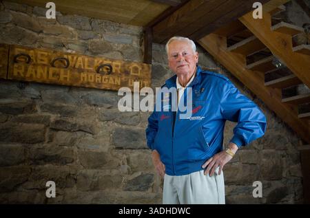 3 maggio 2008 - Flying M Ranch, Nevada, Stati Uniti d'America - il magnate dell'hotel BARRON HILTON, 80, posa per un ritratto fuori da una vecchia fermata del pullman sabato 3 maggio 2008 sul suo ranch, il 'Flying-M' nella contea di Lyon, Nevada, 60 miglia a sud di Reno. Un cartello dal Mobley Hotel di Cisco, Texas, è appeso fuori dalla fermata del palco. L'hotel Mobley era il primo hotel padre di Conrad Hilton-Barron (Credit Image: David Calvert/ZUMAPRESS.com) Foto Stock