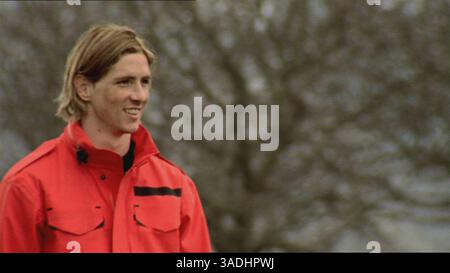 5 agosto 2008 - Londra, Inghilterra, Regno Unito - la superstar di Liverpool e Spagna FERNANDO TORRES ha girato una pubblicità per nike che ha infuriato i tifosi del liverpools, in quanto può essere chiaramente visto giocare a calcio di fronte alla Prince Ruperts Tower di everton, che si trova sul distintivo/stemma everton fc dei loro rivali (Credit Image: Mercury Press/ZUMAPRESS.com) Foto Stock