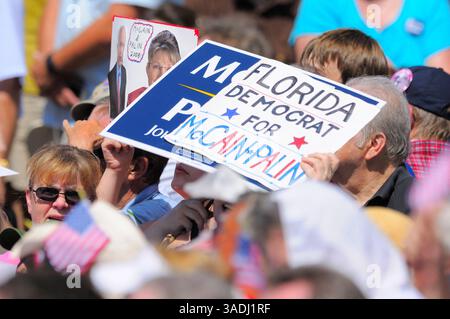 21 settembre 2008 - Lady Lake, Florida, Stati Uniti - i sostenitori aspettano il governatore dell'Alaska e la vice presidenziale repubblicana speranzosa, Sarah Palin durante una sosta per la campagna nei villaggi di Lady Lake, Florida (immagine di credito: Scott A. Miller/ZUMAPRESS.com) Foto Stock