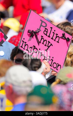 21 settembre 2008 - Lady Lake, Florida, Stati Uniti - i sostenitori aspettano il governatore dell'Alaska e la vice presidenziale repubblicana speranzosa, Sarah Palin durante una sosta per la campagna nei villaggi di Lady Lake, Florida (immagine di credito: Scott A. Miller/ZUMAPRESS.com) Foto Stock