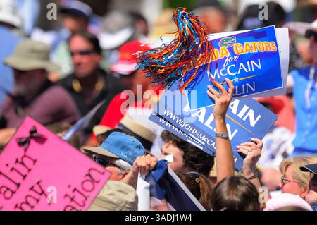 21 settembre 2008 - Lady Lake, Florida, Stati Uniti - i sostenitori aspettano il governatore dell'Alaska e la vice presidenziale repubblicana speranzosa, Sarah Palin durante una sosta per la campagna nei villaggi di Lady Lake, Florida (immagine di credito: Scott A. Miller/ZUMAPRESS.com) Foto Stock