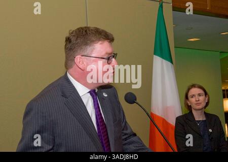 16 febbraio 2012 - Boston, Massachusetts, Stati Uniti - il generale consolare irlandese MICHAEL LONERGAN, a nome di Irish Network Boston, dà il benvenuto al primo ministro irlandese (Taoiseach) Enda Kenny ad un ricevimento presso il Seaport Hotel sul lungomare di Boston. Enda Kenny è il leader del partito fine Gael, che è tornato al governo nel 2011 in coalizione con il Partito Laburista. A Boston il signor Kenny ha parlato di promettenti segnali di crescita nell'economia irlandese, stimolata da un forte settore delle esportazioni, rafforzato dall'agricoltura e dai prodotti alimentari, e da un settore high tech sempre più competitivo. L'Irlanda un tempo è orgogliosa del celtic tig Foto Stock