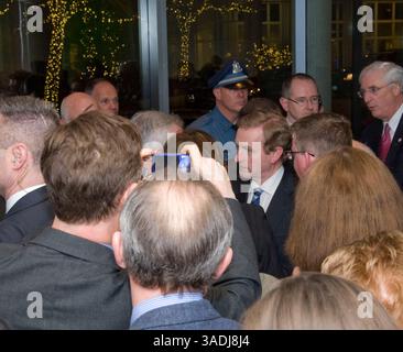 16 febbraio 2012 - Boston, Massachusetts, Stati Uniti - Irish Network Boston accoglie il primo ministro irlandese (Taoiseach) ENDA KENNY al ricevimento del Seaport Hotel sul lungomare di Boston. Enda Kenny è il leader del partito fine Gael, che è tornato al governo nel 2011 in coalizione con il Partito Laburista. A Boston il signor Kenny ha parlato di promettenti segnali di crescita nell'economia irlandese, stimolata da un forte settore delle esportazioni, rafforzato dall'agricoltura e dai prodotti alimentari, e da un settore high tech sempre più competitivo. L'economia irlandese, un tempo orgogliosa, della tigre celtica, crollò nel 2008 quando la bolla immobiliare b Foto Stock
