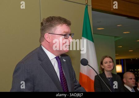 16 febbraio 2012 - Boston, Massachusetts, Stati Uniti - il generale consolare irlandese MICHAEL LONERGAN, a nome di Irish Network Boston, dà il benvenuto al primo ministro irlandese (Taoiseach) Enda Kenny ad un ricevimento presso il Seaport Hotel sul lungomare di Boston. Enda Kenny è il leader del partito fine Gael, che è tornato al governo nel 2011 in coalizione con il Partito Laburista. A Boston il signor Kenny ha parlato di promettenti segnali di crescita nell'economia irlandese, stimolata da un forte settore delle esportazioni, rafforzato dall'agricoltura e dai prodotti alimentari, e da un settore high tech sempre più competitivo. L'Irlanda un tempo è orgogliosa del celtic tig Foto Stock